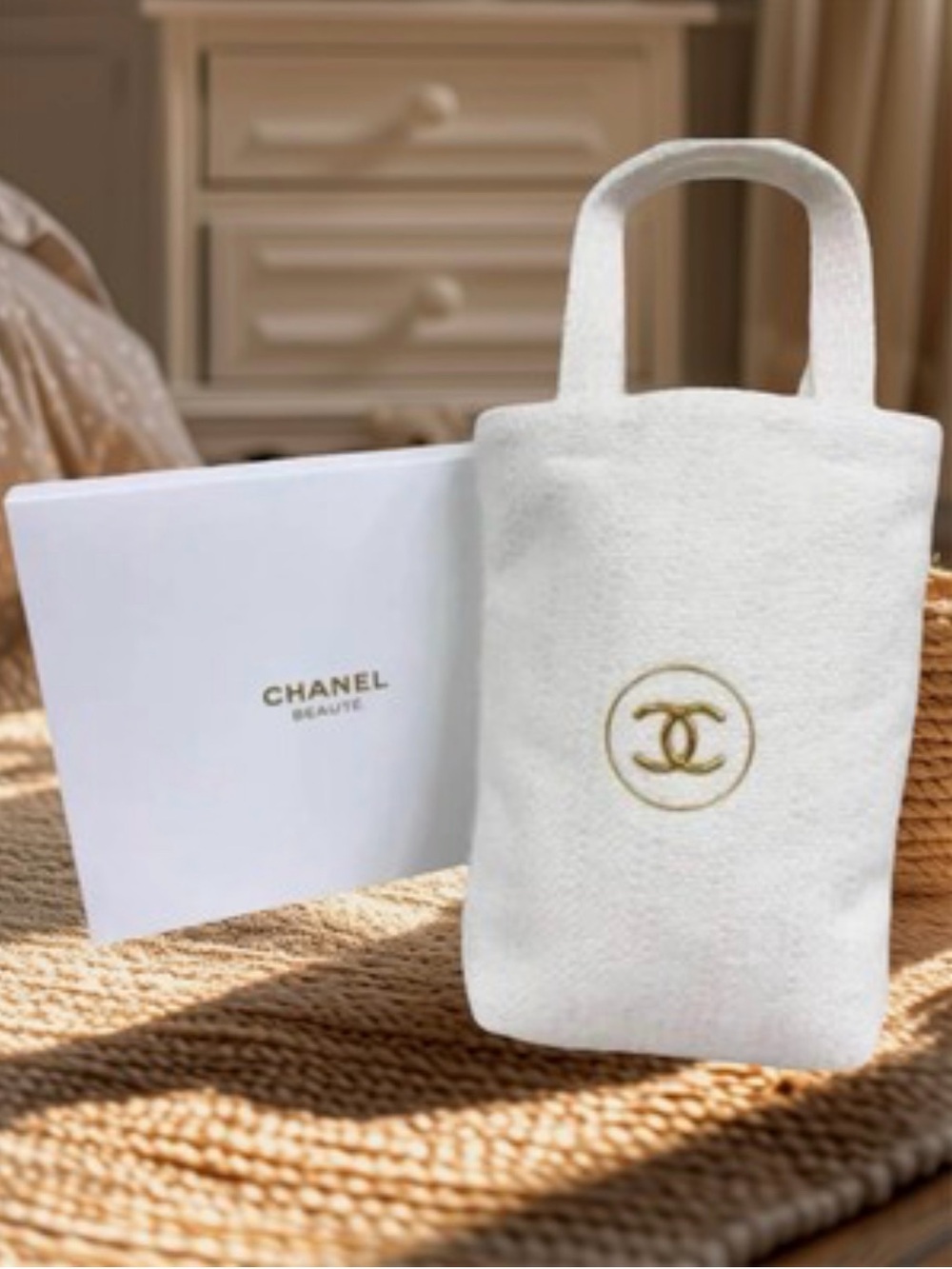 CHANEL Beaute’ Holiday Edition Mini Tote Bag in White NWB GWP